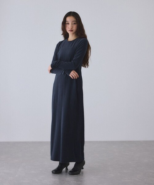 ADAM ET ROPE'（アダムエロペ）の「ベロア BOTANICAL DYED DRESS（ワンピース・レディース・オリーブ/ネイビー/ピンク・1/2）」の4枚目の写真