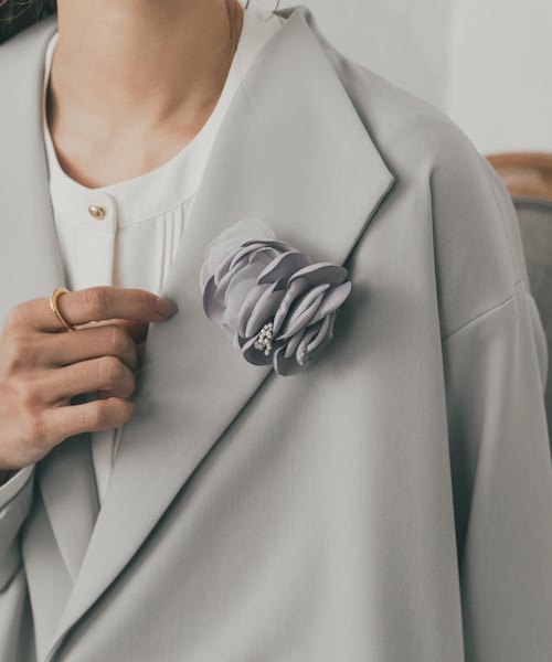 URBAN RESEARCH DOORS（アーバンリサーチドアーズ）の「ニュアンスフラワーコサージュ（ブローチ/コサージュ・レディース・IVORY/L.GRAY・One）」の2枚目の写真