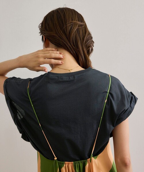 ROPE'（ロペ）の「ツイストフレンチスリーブTシャツ（Tシャツ/カットソー・レディース・ブラック/ホワイト/ブルー・F）」の2枚目の写真