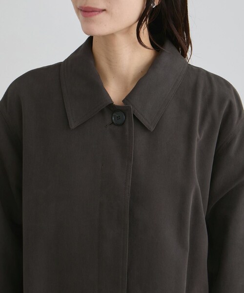 ADAM ET ROPE'（アダムエロペ）の「【WEB限定】エフォートレスステンカラーコート（トレンチコート・レディース・チャコール/ベージュ・F）」の18枚目の写真