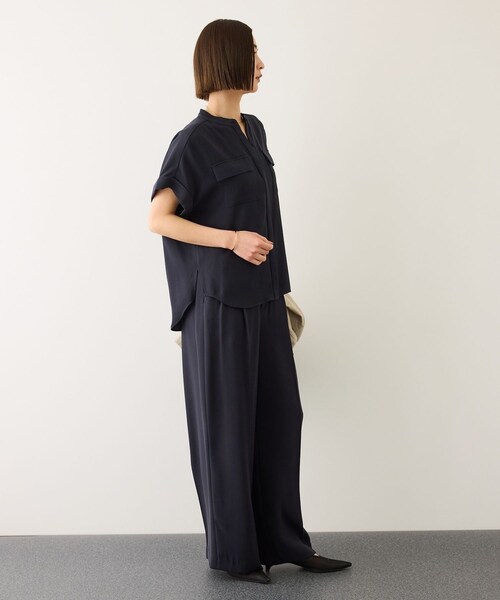 ROPE'(ロペ)の「ライトトリアセバックサテンフラップブラウス/セットアップ対応・イージーケア(シャツ/ブラウス・レディース・ベージュ/ネイビー/ダークブラウン/ブラック/ワイン・F)」の17枚目の写真
