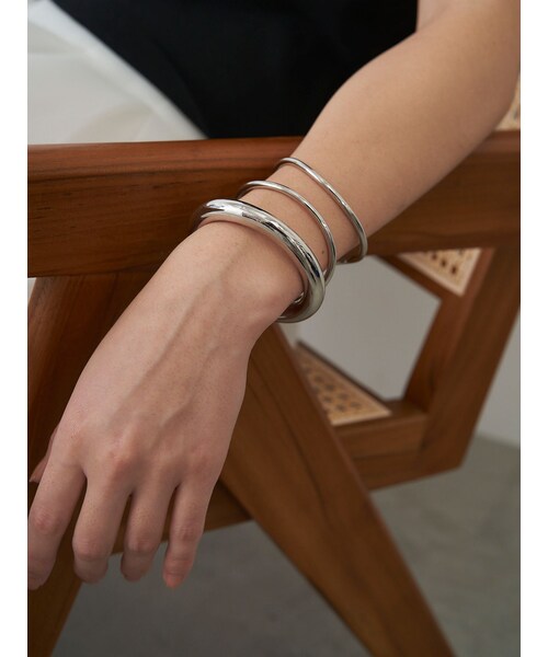 ELENDEEK（エレンディーク）の「THICK LINE BANGLE（ブレスレット・レディース・シルバー/ゴールド・F）」の5枚目の写真