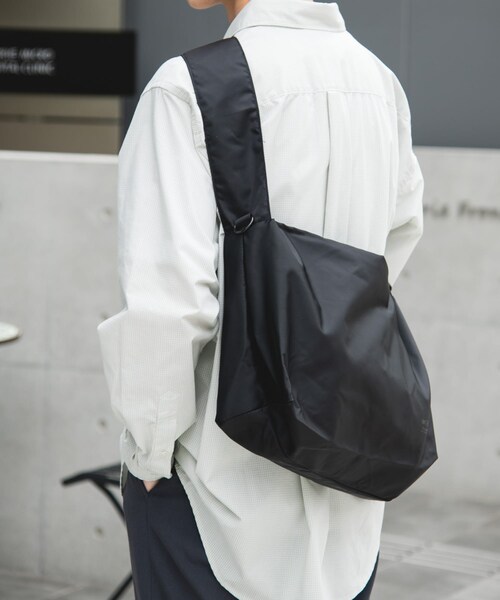 URBAN RESEARCH DOORS（アーバンリサーチドアーズ）の「『別注』YAKPAK×DOORS　SHOULDER BAG M（ショルダーバッグ・メンズ・BLACK/CHARCOAL/GRAY・-）」の7枚目の写真