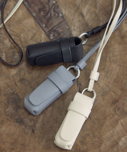 ADAM ET ROPE'(アダムエロペ)の「【W S(ドゥーブル)】レザーリップケースチャーム(チャーム・レディース・ブラック/オフホワイト/ブルー系・F)」の5枚目の写真