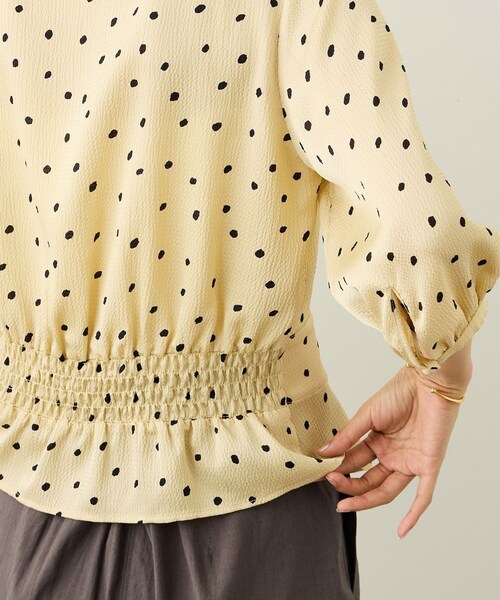 ROPE'(ロペ)の「ドットプリントウエストタックペプラムブラウス/イージーケア(シャツ/ブラウス・レディース・ベージュ/ネイビー・F)」の10枚目の写真