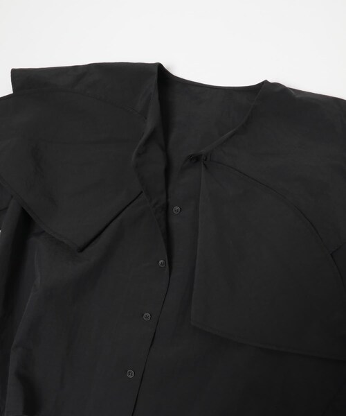 KBF（ケイビーエフ）の「ラッフルBIGカラーブラウス（シャツ/ブラウス・レディース・BLACK・One）」の2枚目の写真