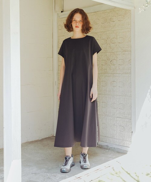 URBAN RESEARCH(アーバンリサーチ)の「『吸水速乾/UVカット/イージーケア』『別注』THOUSAND MILE×URBAN RESEARCH FRENCH SLEEVE DRESS(ワンピース・レディース・BLACK/CHARCOAL・Free)」の10枚目の写真