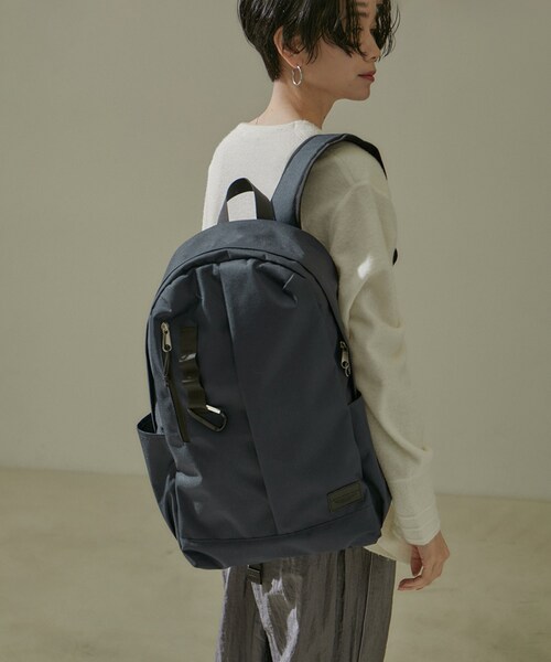 ADAM ET ROPE'（アダムエロペ）の「【WEB限定】[ショルダーバッグ付き・ユニセックスで使える・軽量・A4対応・大容量]バッグパック 3（バックパック/リュック・レディース・ブラック/グレー/グレー系/ダークブラウン/ネイビー・F）」の9枚目の写真