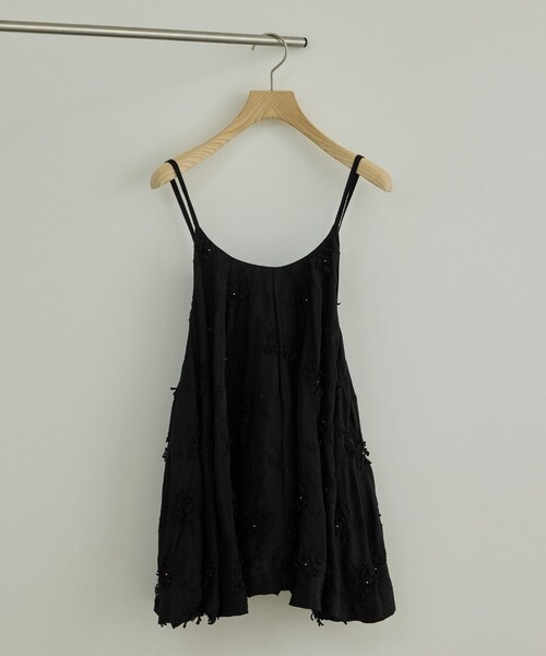ADAM ET ROPE'(アダムエロペ)の「【WEB先行販売】【crinkle crinkle crinkle】別注レーヨンシャンタン 3D刺繍キャミソール(キャミソール・レディース・ブラック/ホワイト・F)」の15枚目の写真