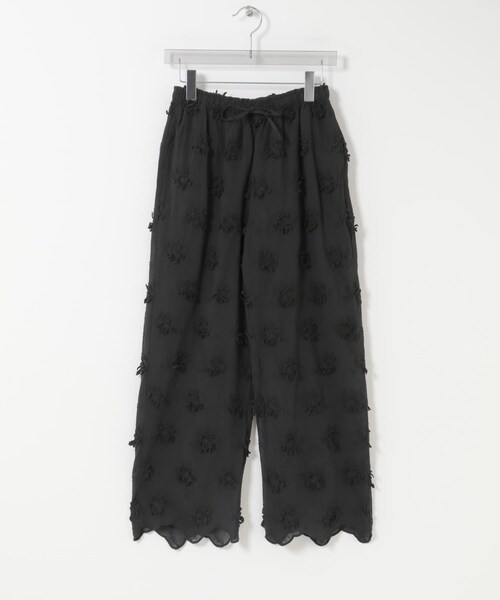 URBAN RESEARCH(アーバンリサーチ)の「crinkle crinkle crinkle 3D EMBROIDERY EASY PANTS(その他パンツ・レディース・WHITE/BLACK・Free)」の2枚目の写真