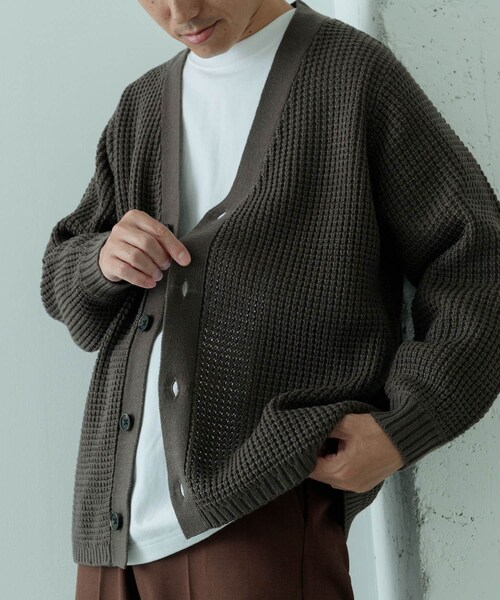 ITEMS URBANRESEARCH(アイテムズ アーバンリサーチ)の「ワッフル編み Vネックニットカーディガン(カーディガン/ボレロ・メンズ・MOC/OFF/BLK/CHA/OLV・S/M/L)」の6枚目の写真