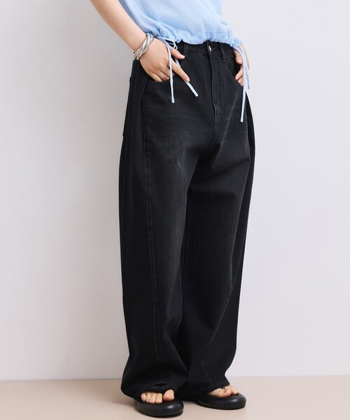ADAM ET ROPE'(アダムエロペ)の「【WEB限定】・【サステナブル】タックディティールワイドデニムワイドパンツ(デニムパンツ・レディース・ブラック/ブルー/サックス・34/36/38)」の2枚目の写真