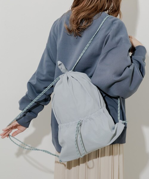 SMELLY（スメリー）の「ドロストポケットナップサック（バックパック/リュック・レディース・BLK/GRY・-）」の2枚目の写真