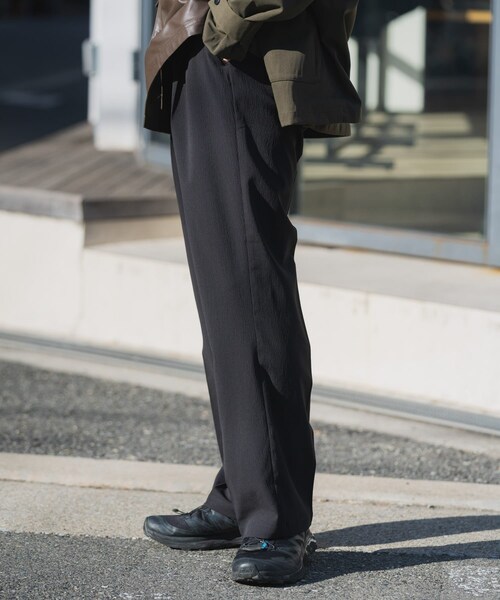 ITEMS URBANRESEARCH（アイテムズ アーバンリサーチ）の「『セットアップ対応』ヨウリュウ1-tuckテーパードパンツ（その他パンツ・メンズ・NVY/BRN/BLK・M/L）」の7枚目の写真