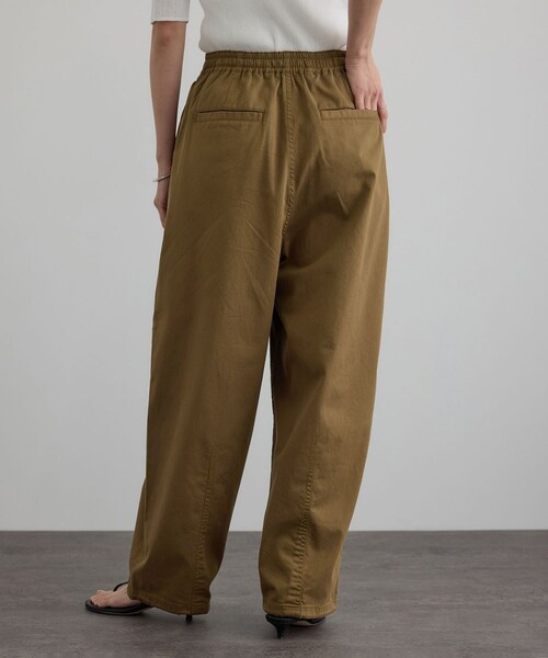 ADAM ET ROPE'（アダムエロペ）の「【WEB限定】ブロークンツイルミリタリータックカーゴパンツ（カーゴパンツ・レディース・オフホワイト/キャメル/カーキ・F）」の8枚目の写真