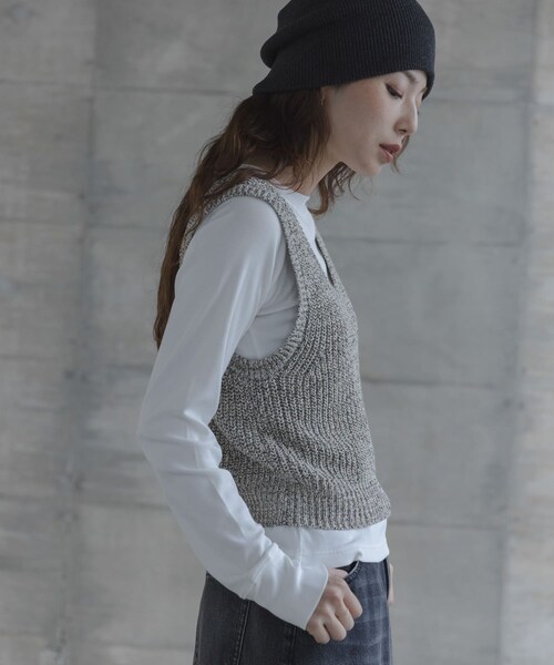 URBAN RESEARCH Sonny Label（アーバンリサーチサニーレーベル）の「メランジテープヤーンUネックニットベスト（ベスト・レディース・グレー系/ベージュ系・Free）」の6枚目の写真