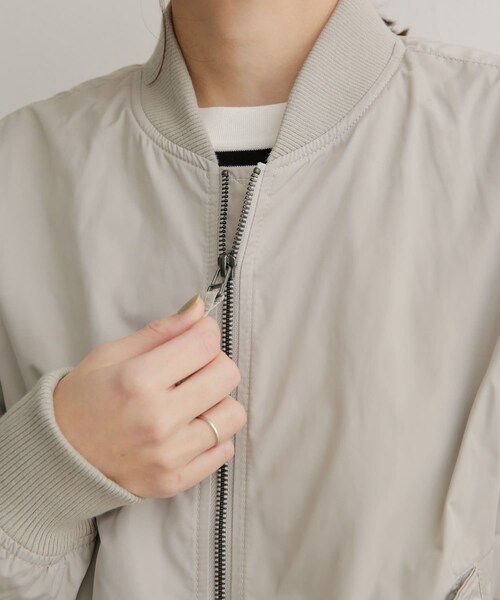 URBAN RESEARCH DOORS（アーバンリサーチドアーズ）の「MA-1コンパクトジャケット（MA-1・レディース・KHAKI/L/GRAY・1）」の18枚目の写真