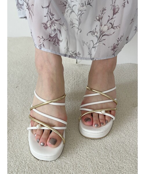 MERCURYDUO（マーキュリーデュオ）の「バイカラーワンポイントパールストラップヒールサンダル（サンダル・レディース・オフホワイト/ブラック・36/38）」の3枚目の写真