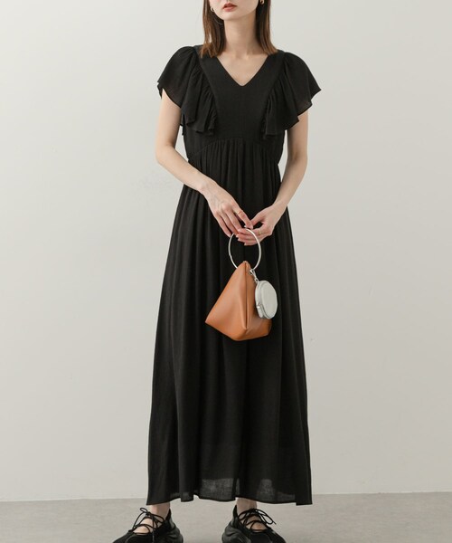 SENSE OF PLACE by URBAN RESEARCH(センスオブプレイスバイアーバンリサーチ)の「Vネックウエストマークフリルワンピース(ワンピース・レディース・BLACK/IVORY/L.BLUE・COMPACT/one)」の2枚目の写真