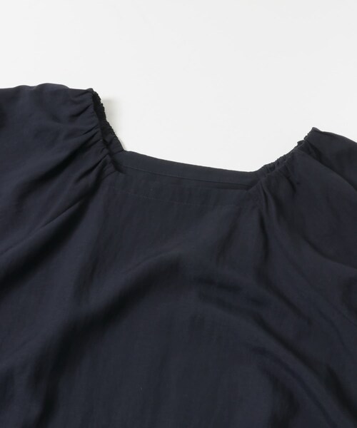 URBAN RESEARCH ROSSO（アーバンリサーチロッソ）の「キュプラリネンオフショル2WAYブラウス（シャツ/ブラウス・レディース・WHITE/NAVY・Free）」の7枚目の写真