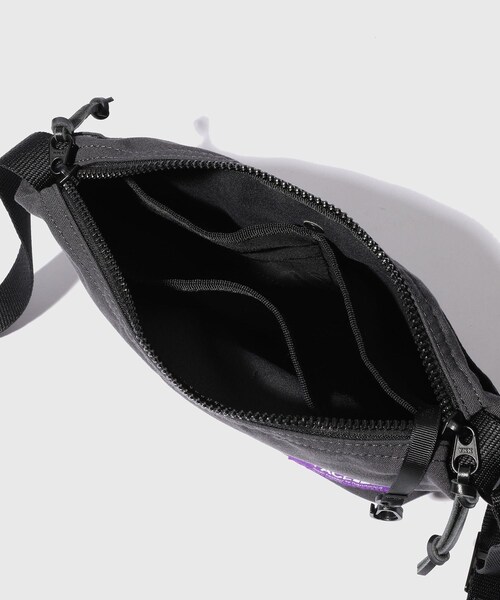 ADAM ET ROPE'(アダムエロペ)の「【THE NORTH FACE Purple Label】Field Small Shoulder Bag(ショルダーバッグ・メンズ・ブラック/チャコール/カーキ・F)」の11枚目の写真