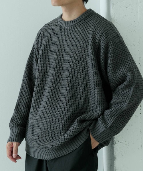 ITEMS URBANRESEARCH(アイテムズ アーバンリサーチ)の「ワッフル編み クルーネックニット(ニット/セーター・メンズ・OLV/OFF/BLK/CHA/MOC・S/M/L)」の3枚目の写真