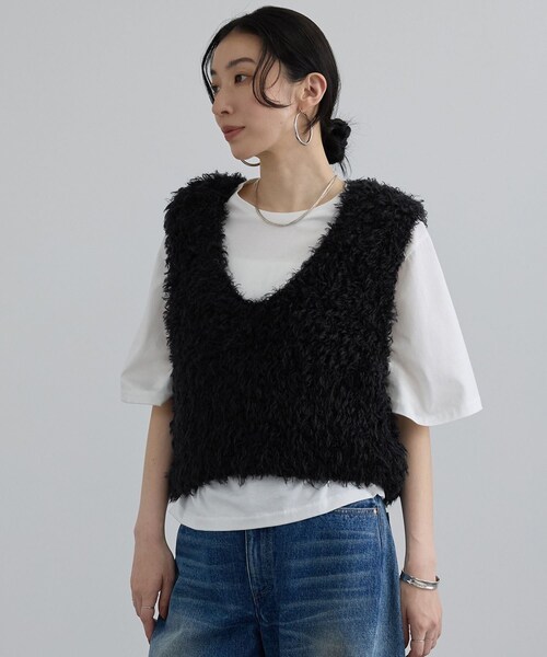 ADAM ET ROPE'(アダムエロペ)の「カーリーモヘアクロップドベスト(ベスト・レディース・ブラック/オフホワイト・F)」の3枚目の写真