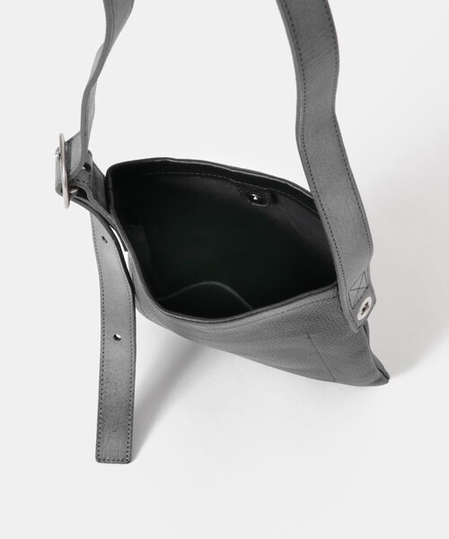 URBAN RESEARCH（アーバンリサーチ）の「Hender Scheme　ONE SIDE BELT BAG SMALL（ショルダーバッグ・メンズ・Black・Free）」の7枚目の写真