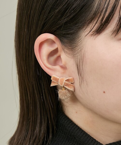 ROPE' PICNIC（ロペピクニック）の「ベルベットリボン×シャギーボールプチピアス（ピアス（両耳用）・レディース・ベージュ/グリーン系/オレンジ系・F）」の7枚目の写真