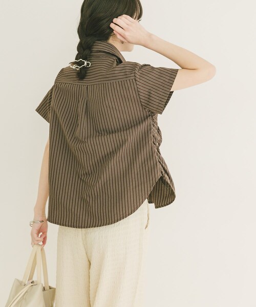 ITEMS URBANRESEARCH（アイテムズ アーバンリサーチ）の「シャーリングストライプシャツ（シャツ/ブラウス・レディース・BEG/BRN/BLK・Free）」の15枚目の写真