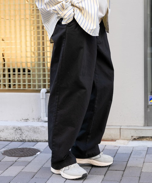 URBAN RESEARCH DOORS(アーバンリサーチドアーズ)の「FORK&SPOON フレンチドリルピグメントチノパンツ(チノパンツ・メンズ・BEIGE/INKBLACK・4/5)」の1枚目の写真