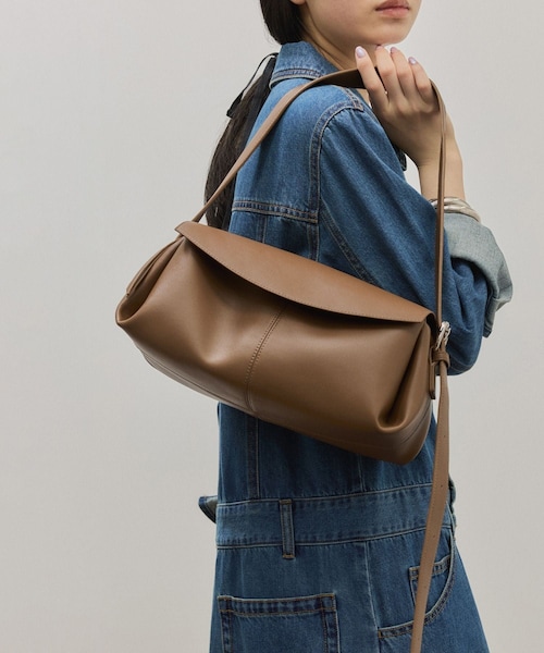 ADAM ET ROPE'（アダムエロペ）の「【サステナブル】フラップショルダーバッグ（ショルダーバッグ・レディース・ブラック/ブラウン・F）」の2枚目の写真