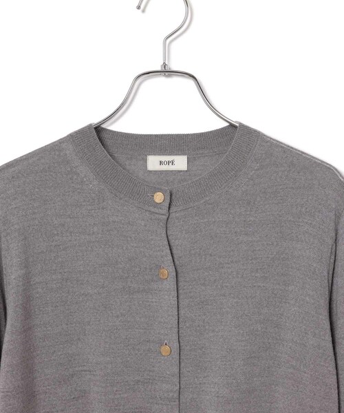 ROPE'(ロペ)の「SUPER160’sメリノウールカーディガン【ロロ・ピアーナ社製ウール使用】/アンサンブル対応(カーディガン/ボレロ・レディース・グレー/オフホワイト/ダークブラウン/ネイビー/ブルー/ピンク・F)」の7枚目の写真