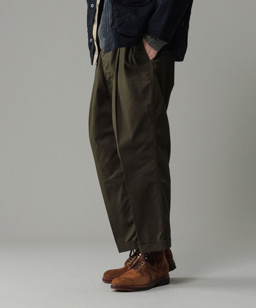 ADAM ET ROPE'(アダムエロペ)の「【撥水】ワンプリーツ クロップドシルエット チノパンツ(チノパンツ・メンズ・ベージュ/カーキ/ネイビー・L/M)」の3枚目の写真