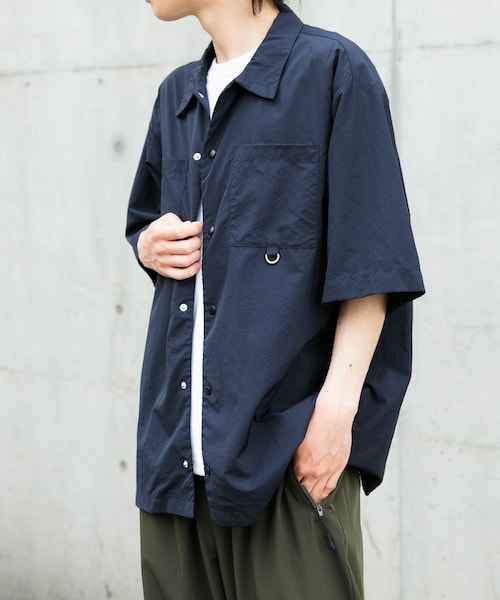 ITEMS URBANRESEARCH(アイテムズ アーバンリサーチ)の「『撥水/イージーケア/接触冷感/UVカット』タスランナイロンスナップボタン半袖シャツ(シャツ/ブラウス・メンズ・CHA/NVY/BLK・M/L)」の3枚目の写真