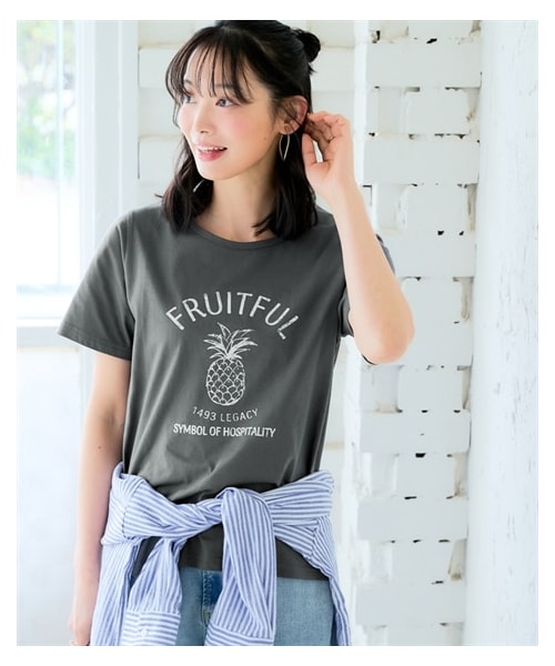 nissen（ニッセン）の「【ひんやりコットン】プリントTシャツ（綿１００％・接触冷感・UVカット）（選べる柄）＜大きいサイズ有＞（Tシャツ/カットソー・レディース・クールロゴ:オフホワイト/クールロゴ:黒/カーブロゴ:チャコールグレー/[在庫限り]カーブロゴ:アイス杢/ブロックデザインロゴ:アイス杢/ドロップ:ブロックデザインロゴ:ネイビー/[在庫限り]ハチドリ:グレージュ/[在庫限り]看板ネコ:モーブピンク/[在庫限り]看板ネコ:グレージュ/[在庫限]リラックス猫スモーキーブルー/5匹のハリネズミ:ピスタチオ/カラフルフラワーロゴ:黒/[在庫限]ハンギングフラワー:ラベンダー/[在庫限り]雑貨フラワー:ミントブルー/大人ロゴ:オフホワイト/レタリングロゴ:チャコールグレー/フレンチロゴ:グレージュ/ほのぼのネコ:ミント/ワンポイントネコ:ブルー/草花:ピンクベージュ/大人ロゴ:黒/筆記ロゴ:黒/雑貨:ダークミント/パイナップル:チャコールグレー/ラビット:ダークピンク/黒ネコ:ソフトブルー/日々ネコ:オートミール・S/M/L/LL/3L/4L/5L/6L/8L/10L）」の12枚目の写真