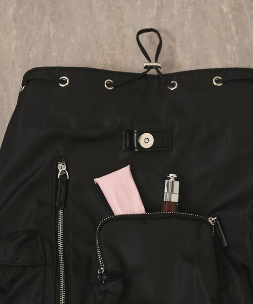 ADAM ET ROPE'(アダムエロペ)の「【WEB限定】フラップポケットリュックサック(バックパック/リュック・レディース・ブラック・F)」の5枚目の写真