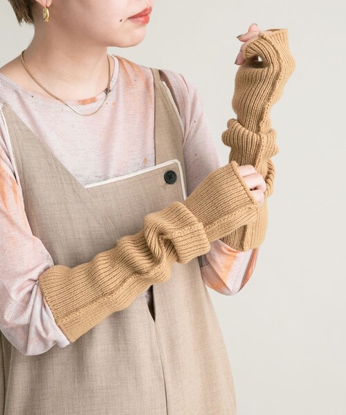 KBF（ケイビーエフ）の「スリットリブアームウォーマー（ベルト・レディース・BEIGE/CHARCOAL/CAMEL・one）」の12枚目の写真