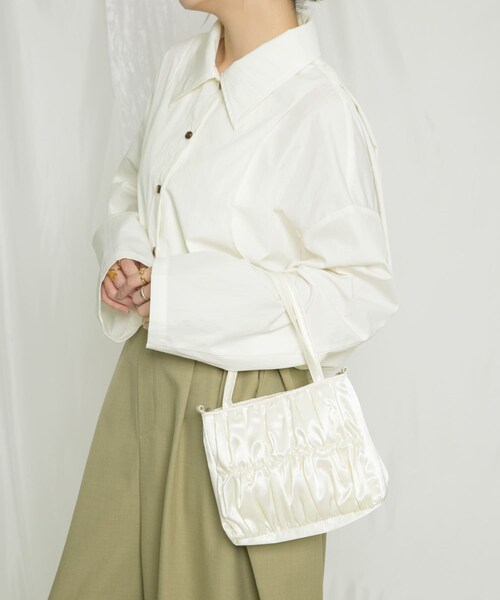 KBF（ケイビーエフ）の「サテンギャザーハンドBAG（ハンドバッグ・レディース・IVORY/BLUE/PINK・one）」の6枚目の写真