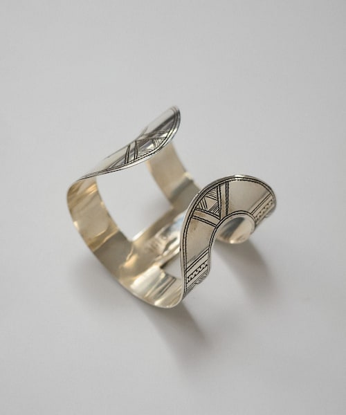 ADAM ET ROPE'（アダムエロペ）の「【J'aDoRe・店舗限定】【TUAREG（トゥアレグ）】Hバングル（ブローチ/コサージュ・レディース・シルバー・F）」の8枚目の写真