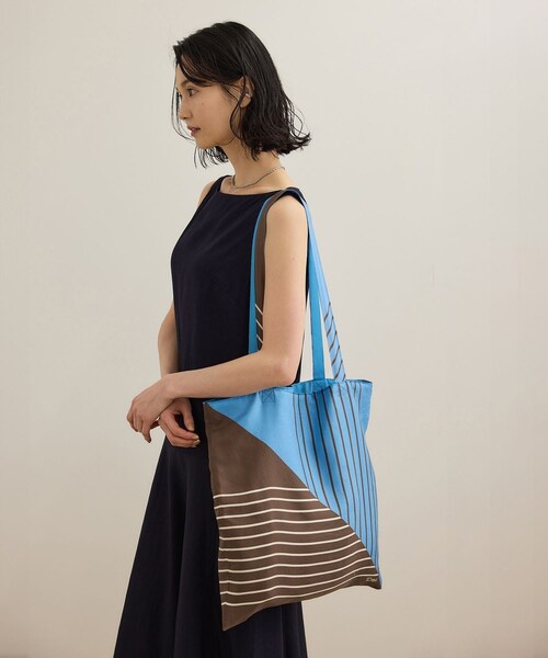 ROPE'(ロペ)の「幾何学柄シルクトートバッグ(トートバッグ・レディース・オフホワイト/サックス・F)」の6枚目の写真