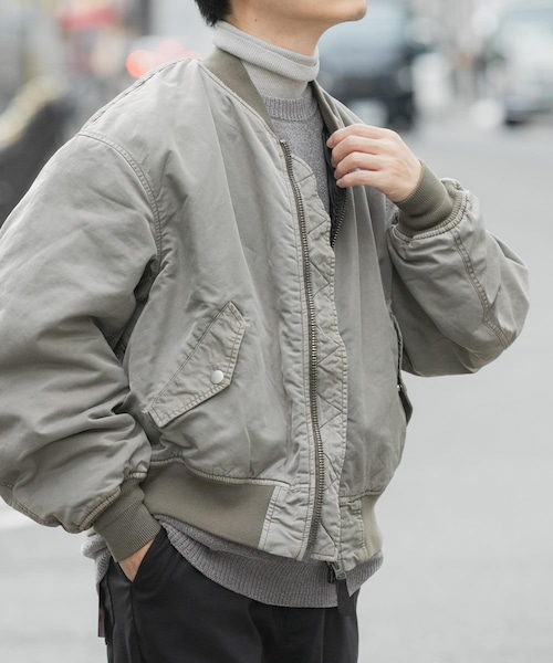 ITEMS URBANRESEARCH(アイテムズ アーバンリサーチ)の「ピグメントダイ オーバーサイズMA-1(MA-1・メンズ・KHAKI/GREIGE/GRAY・M/L)」の2枚目の写真