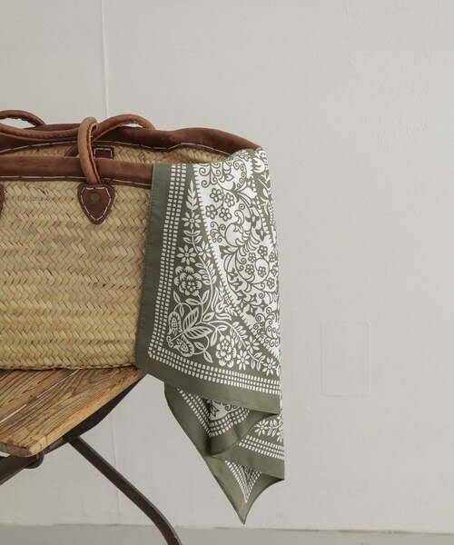 URBAN RESEARCH DOORS（アーバンリサーチドアーズ）の「ボタニカル柄スカーフ（バンダナ/スカーフ・レディース・GRAY/GREEN/ORANGE・One/one）」の3枚目の写真