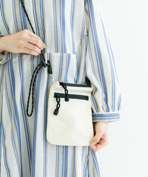 SMELLY（スメリー）の「ハッスイジップサコッシュ（ショルダーバッグ・レディース・IVO/BEG/BLK・-）」の9枚目の写真