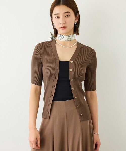 ROPE'(ロペ)の「チョーカー付きVネックリブカーディガン/イージーケア(ニット/セーター・レディース・ブラック/ブラウン系/ベージュ系/グリーン・F)」の8枚目の写真