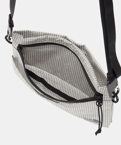 URBAN RESEARCH DOORS(アーバンリサーチドアーズ)の「THE NORTH FACE RAFTER SHOULDER POUCH SSP(ショルダーバッグ・レディース・Kブラック/TIティングレー/ABブルー・One)」の11枚目の写真