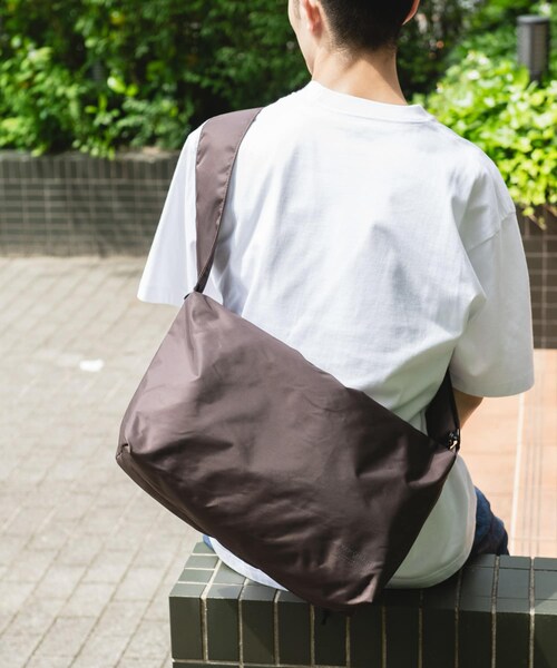 URBAN RESEARCH DOORS（アーバンリサーチドアーズ）の「『別注』YAKPAK×DOORS　SHOULDER BAG M（ショルダーバッグ・メンズ・BLACK/CHARCOAL/BROWN/WHITE・-）」の4枚目の写真
