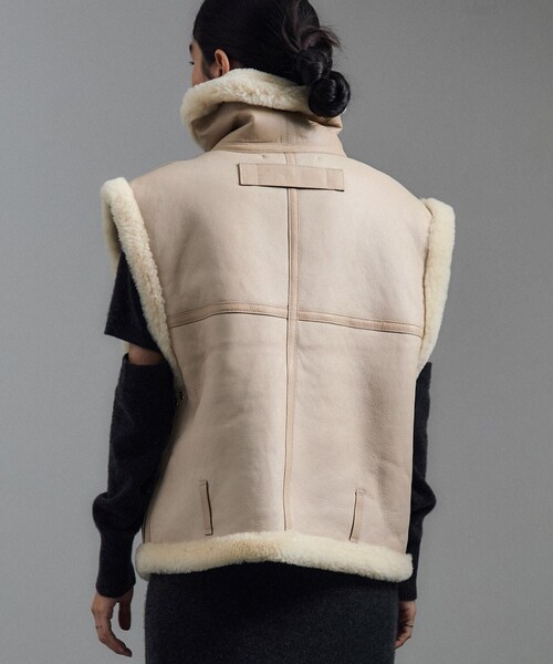 ADAM ET ROPE'（アダムエロペ）の「【TANAKA（タナカ）】SHEARLING VEST（ムートンコート・レディース・オフホワイト/ダークブラウン・S）」の15枚目の写真