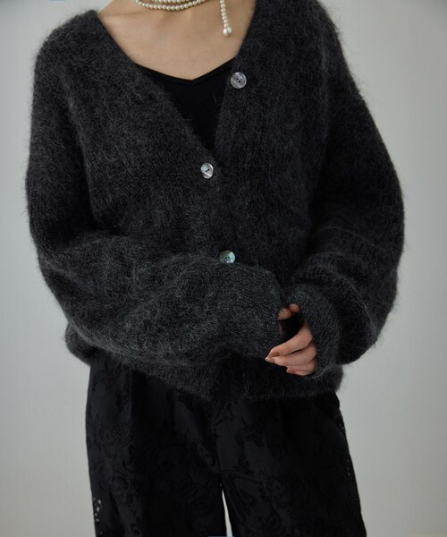 ROPE'（ロペ）の「スーパーキッドモヘヤVネックカーディガン/イージーケア（カーディガン/ボレロ・レディース・ピンク系/チャコール・F）」の2枚目の写真