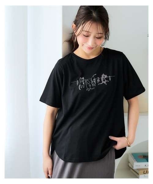 nissen（ニッセン）の「【吸汗速乾】裾ラウンドプリントＴシャツ＜大きいサイズ有＞（Tシャツ/カットソー・レディース・オフホワイト:フレンチロゴ/黒:フレンチロゴ/在庫限り_黒:ロゴ/在庫限り_アイスブルー:カレッジロゴ/在庫限り_オフホワイト:カレッジロゴ/在庫限り_ピンクベージュ:花ロゴ/在庫限り_グレージュ:草木/在庫限り_ライトカーキ:ブックネコ/在庫限り_杢グレー:胸ネコ/在庫限り_グレージュ:胸ネコ/オートミール:花/グレージュ:大人ロゴ/グレー:カレッジロゴ/黒:胸ネコ/ブルー:ブックネコ/ダスティピンク:オーシャン/ダスティミント:ペンギン/ライトグレー杢:ネコ/コーラルピンク:花/ネイビー:スマイル/アイスブルー:ハートロゴ・S/M/L/LL/3L/4L/5L/6L）」の5枚目の写真